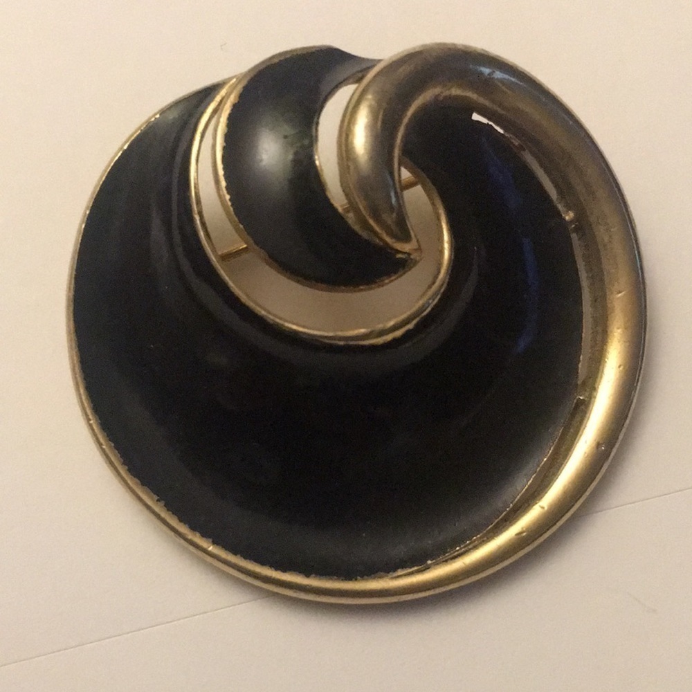 Vintage Crown Trifari MCM enamel black gold round swirl pin brooch 2”